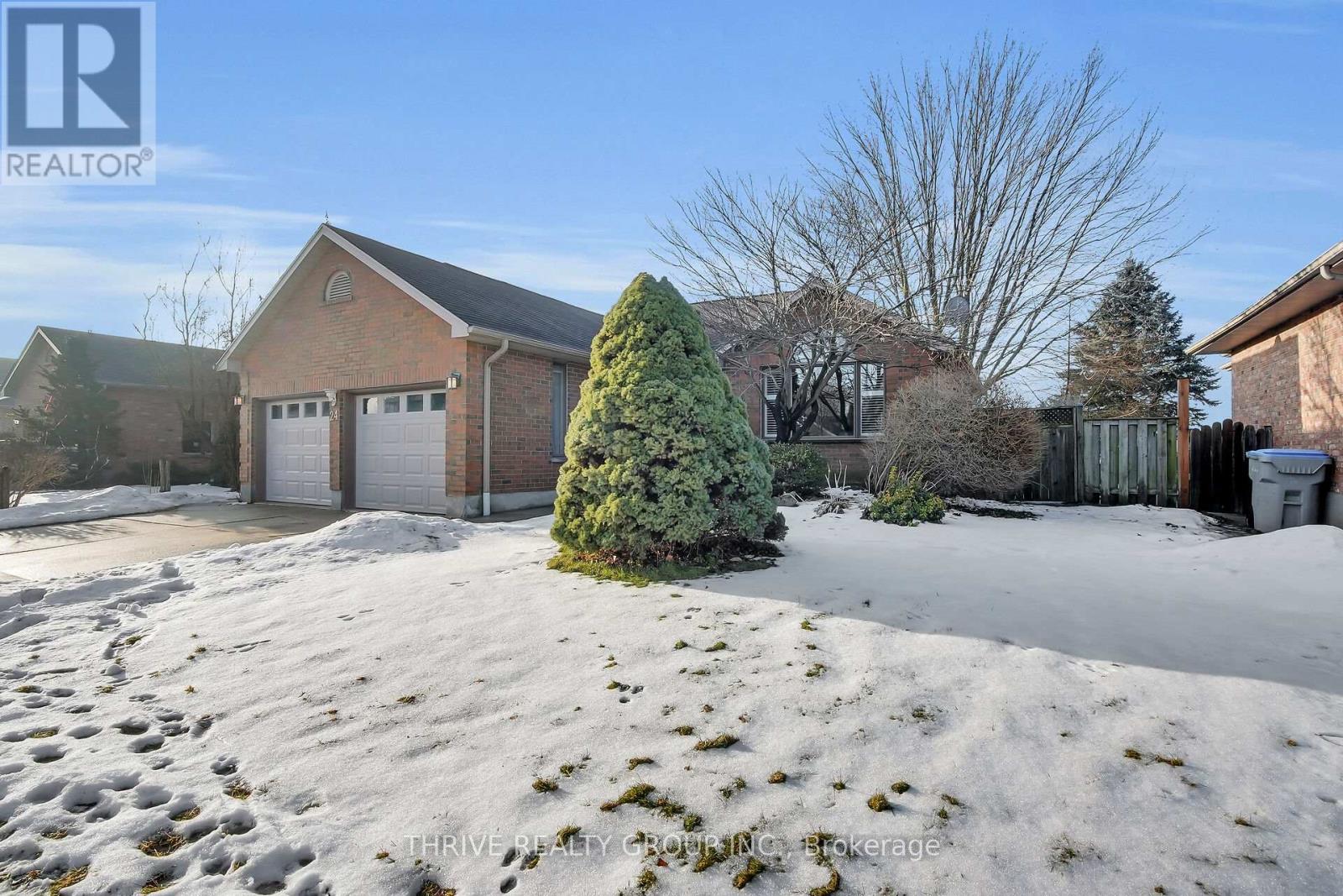 24 Parkview Crescent, Strathroy-Caradoc, Ontario  N7G 4A3 - Photo 2 - X12686404