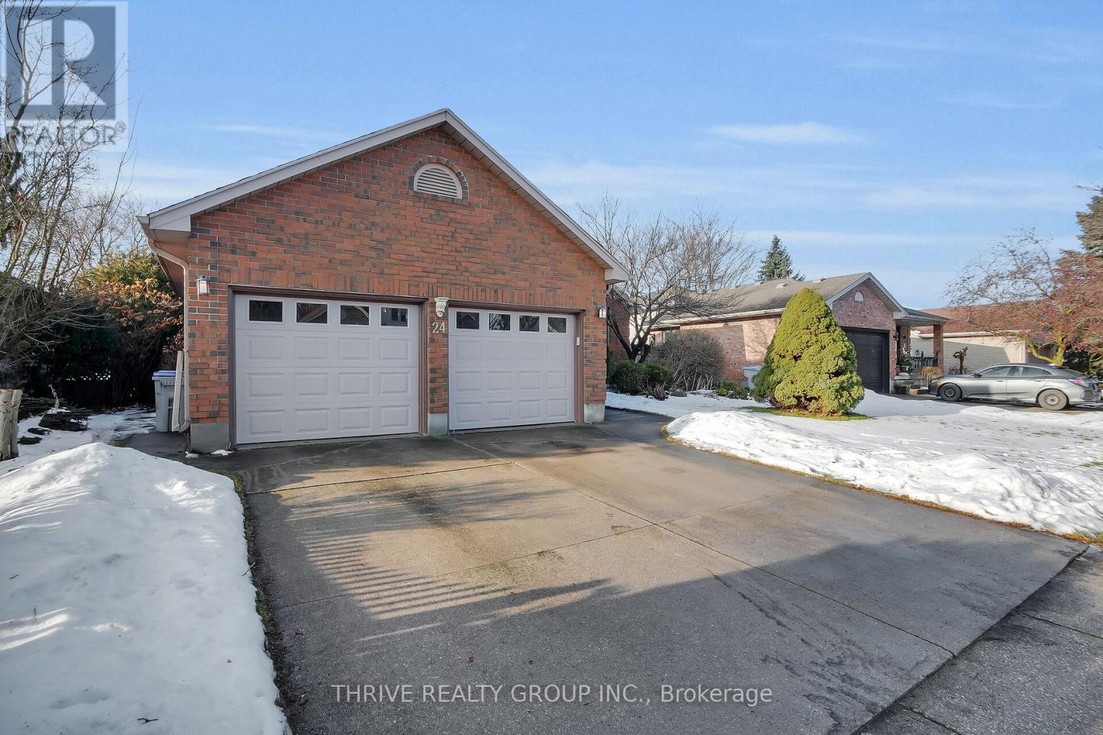 24 Parkview Crescent, Strathroy-Caradoc, Ontario  N7G 4A3 - Photo 3 - X12686404