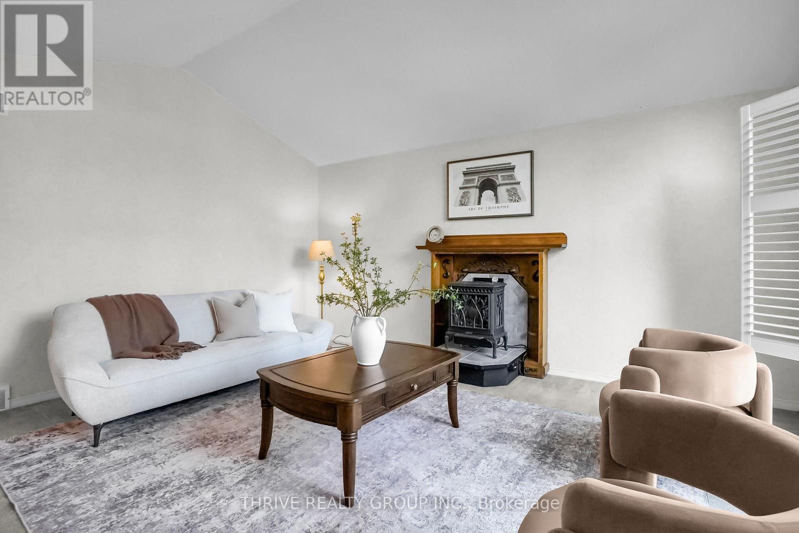 24 Parkview Crescent, Strathroy-Caradoc, Ontario  N7G 4A3 - Photo 5 - X12686404