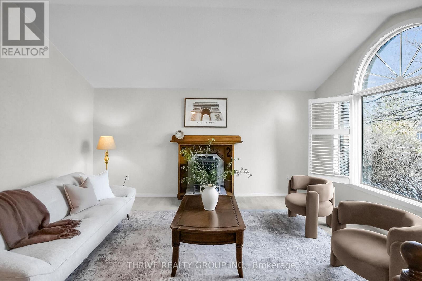 24 Parkview Crescent, Strathroy-Caradoc, Ontario  N7G 4A3 - Photo 7 - X12686404