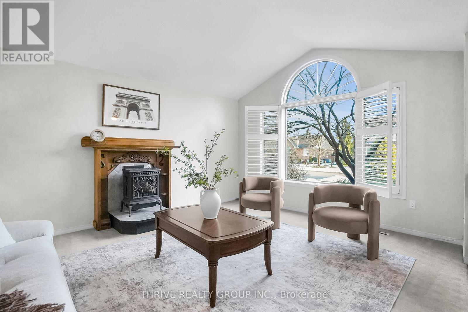 24 Parkview Crescent, Strathroy-Caradoc, Ontario  N7G 4A3 - Photo 8 - X12686404