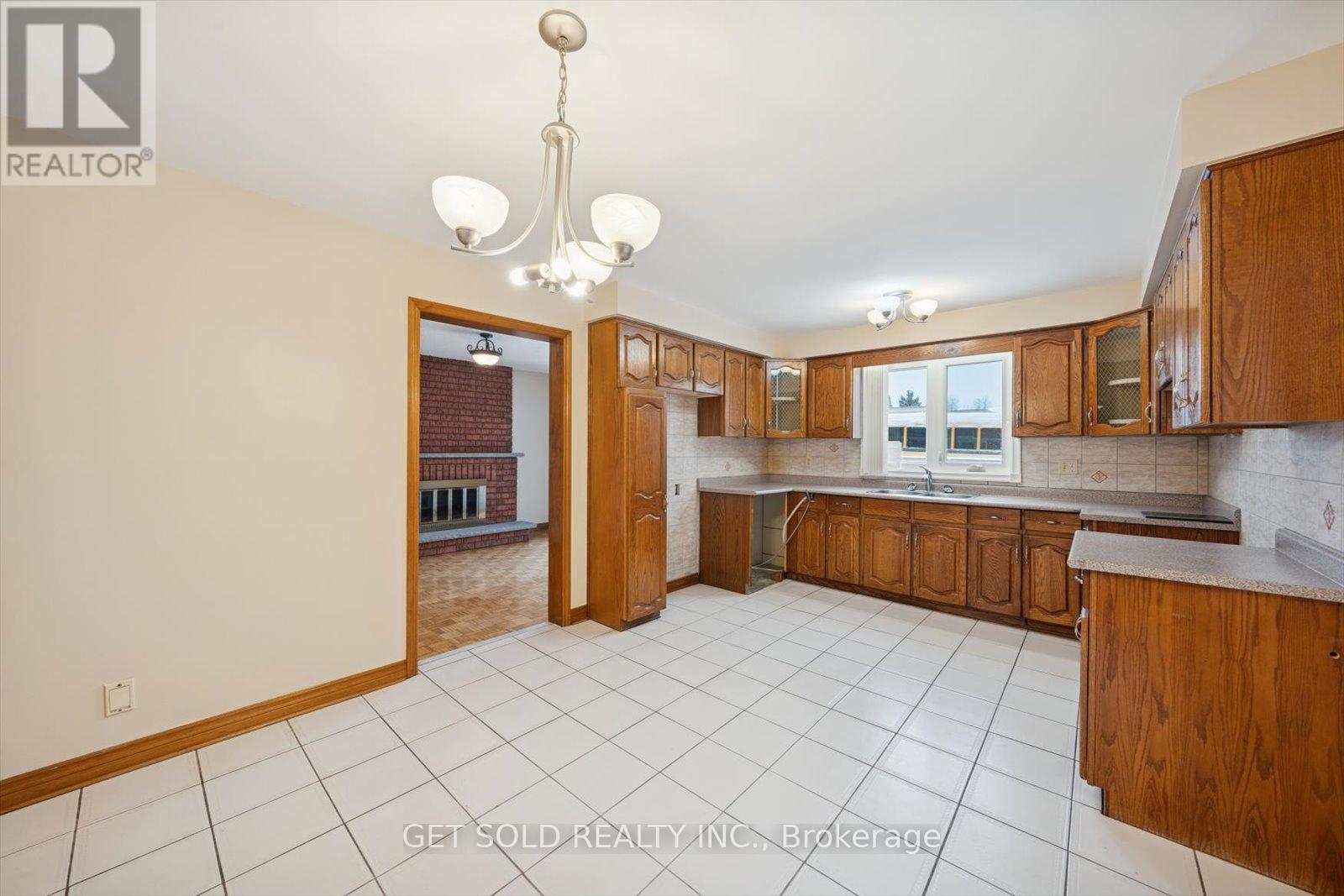 99 Carmen Crescent, Vaughan, Ontario  L4L 5P6 - Photo 9 - N12668622