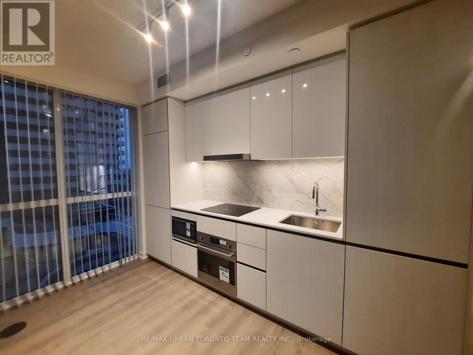 812 - 8 Interchange Way, Vaughan, Ontario  L4K 5Z7 - Photo 3 - N12686434