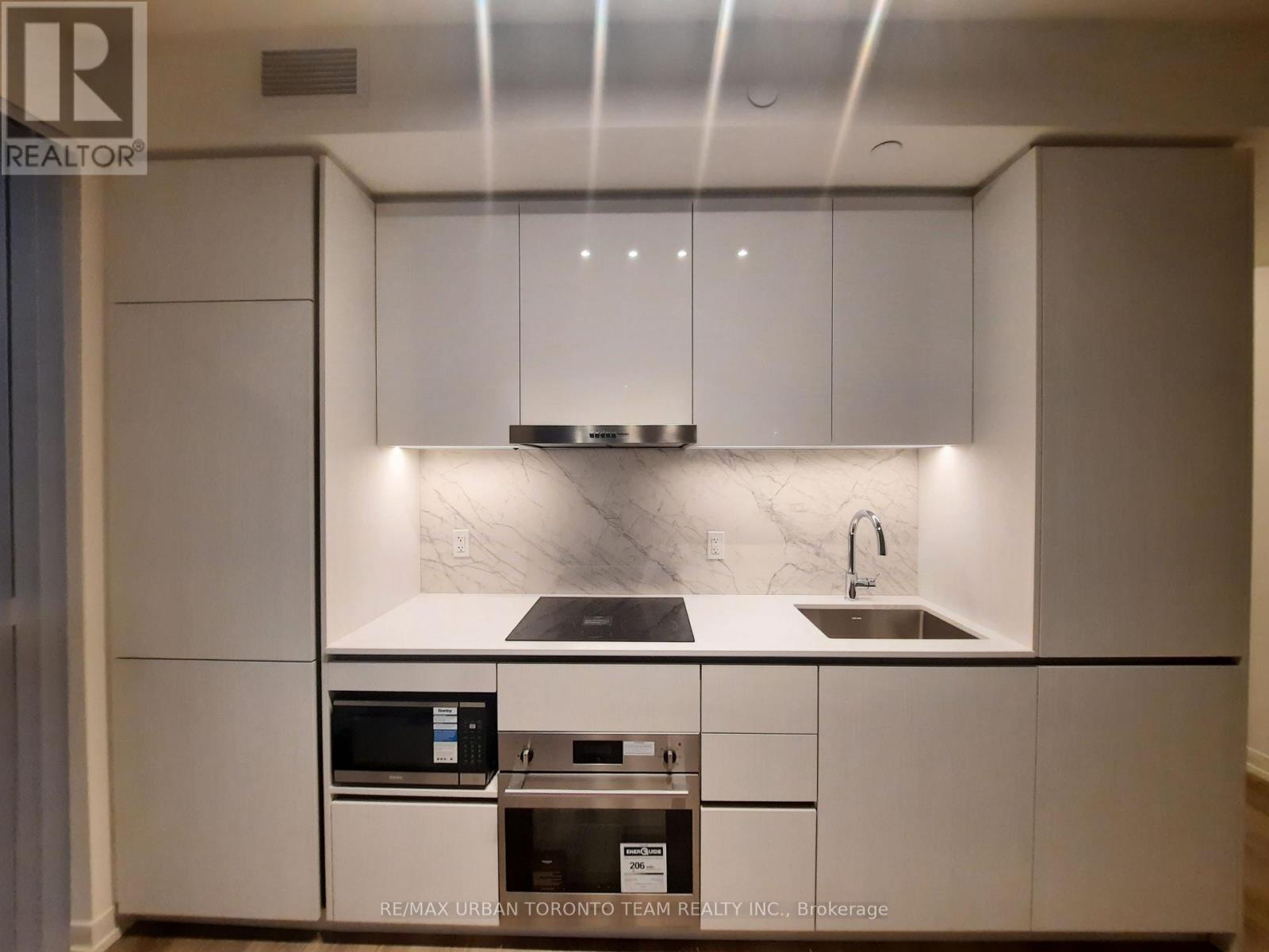 812 - 8 Interchange Way, Vaughan, Ontario  L4K 5Z7 - Photo 4 - N12686434