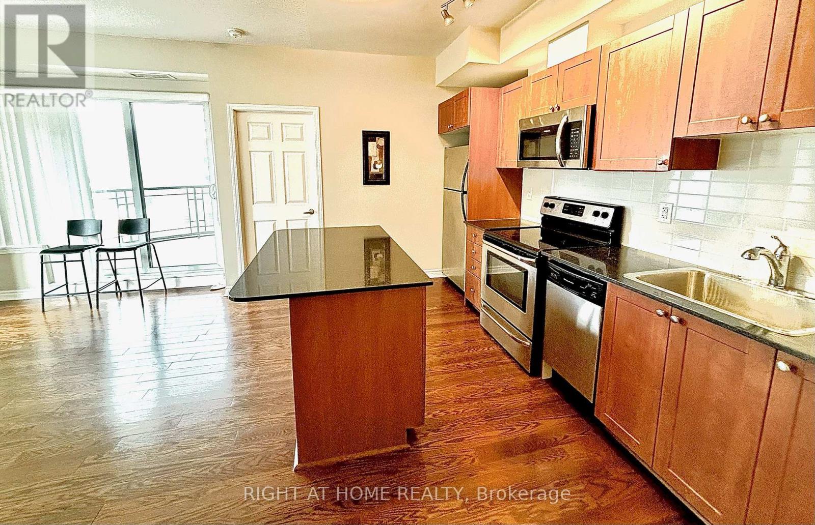 1702 - 385 Prince Of Wales Drive, Mississauga, Ontario  L5B 0C6 - Photo 5 - W12686302