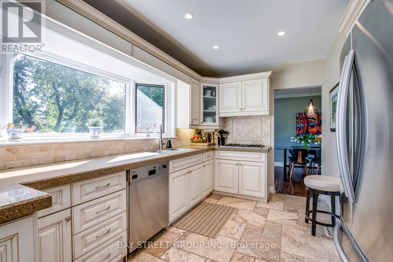 256 Eastcourt Road, Oakville, Ontario  L6J 4Y4 - Photo 14 - W12686392