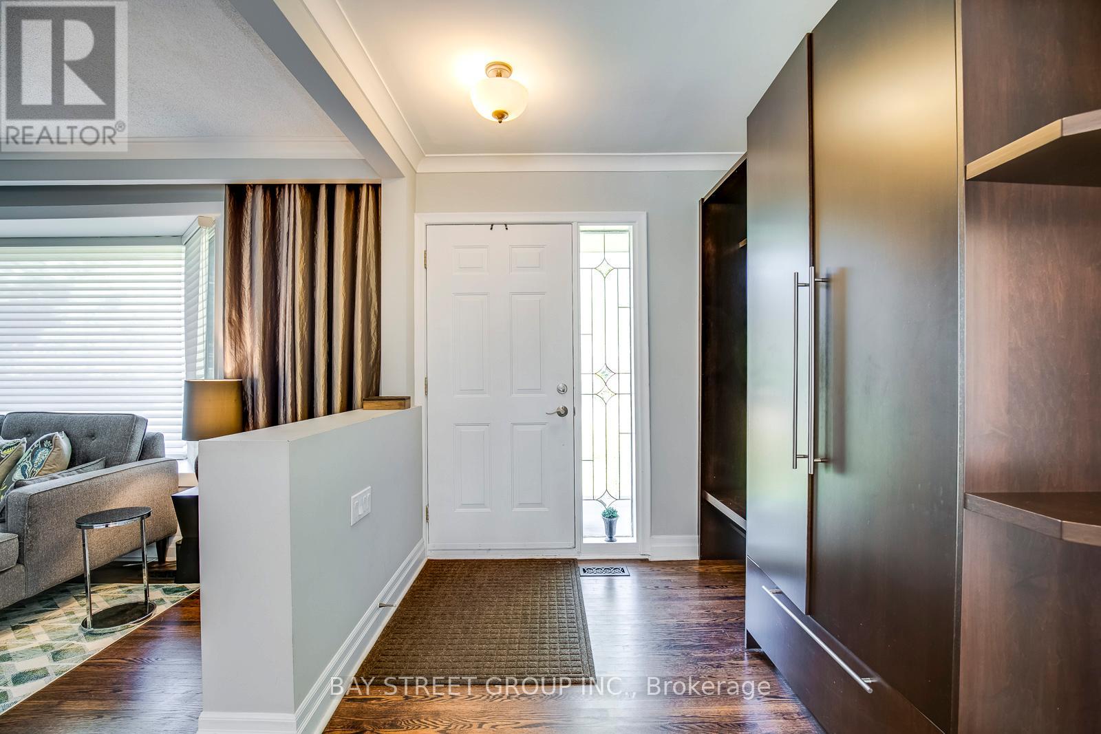 256 Eastcourt Road, Oakville, Ontario  L6J 4Y4 - Photo 4 - W12686392