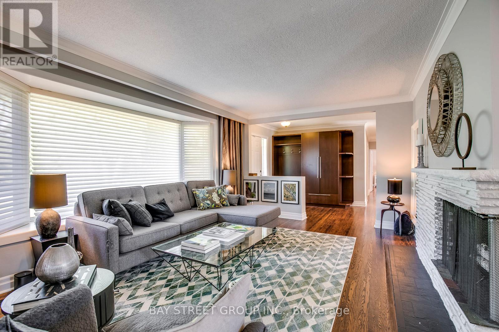 256 Eastcourt Road, Oakville, Ontario  L6J 4Y4 - Photo 6 - W12686392