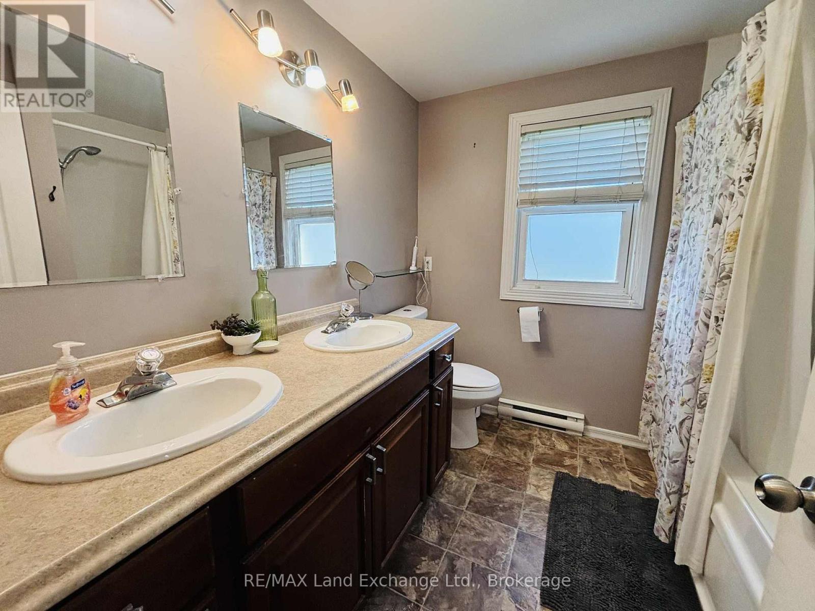 206 Grace Street E, Georgian Bluffs, Ontario  N0H 2N0 - Photo 12 - X12686502