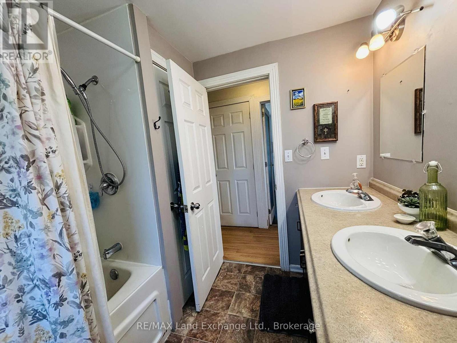 206 Grace Street E, Georgian Bluffs, Ontario  N0H 2N0 - Photo 13 - X12686502