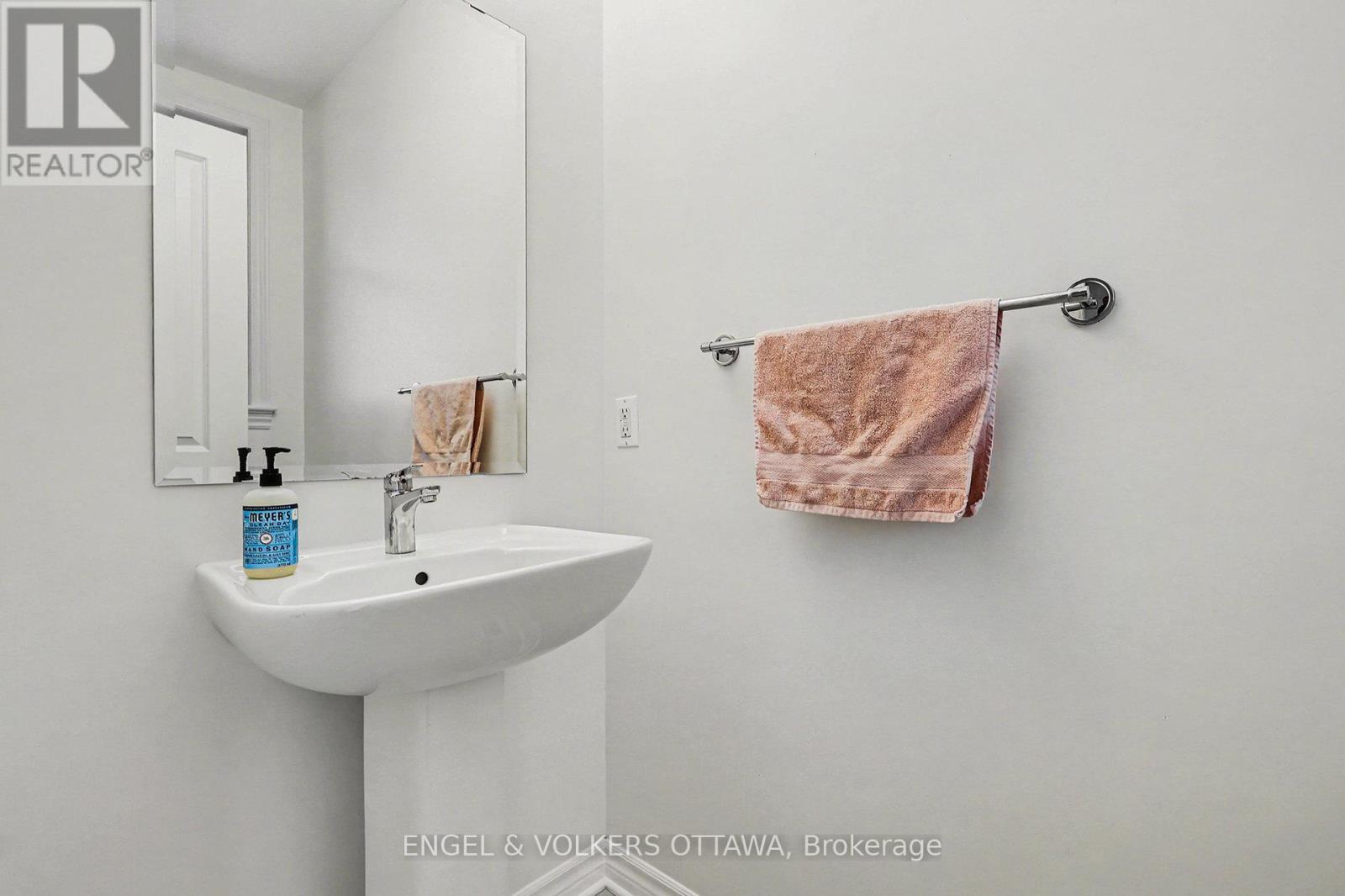 3987 Kelly Farm Drive, Ottawa, Ontario  K1T 0R7 - Photo 4 - X12686670