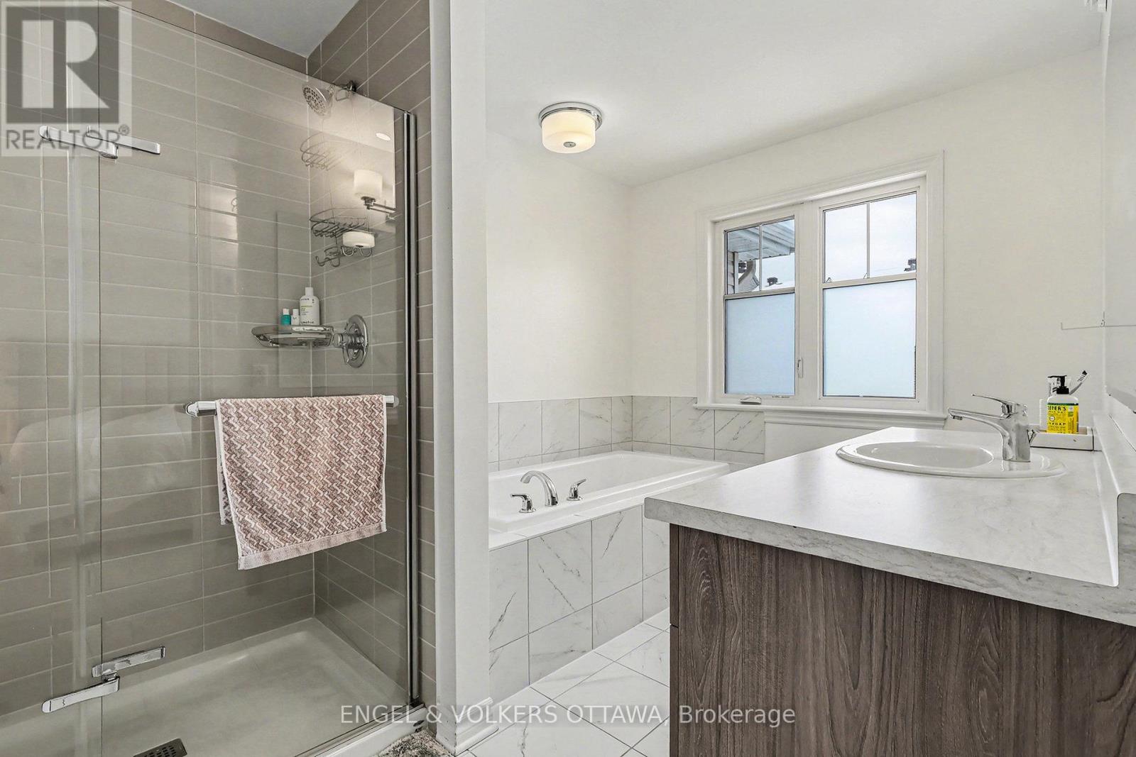 3987 Kelly Farm Drive, Ottawa, Ontario  K1T 0R7 - Photo 9 - X12686670