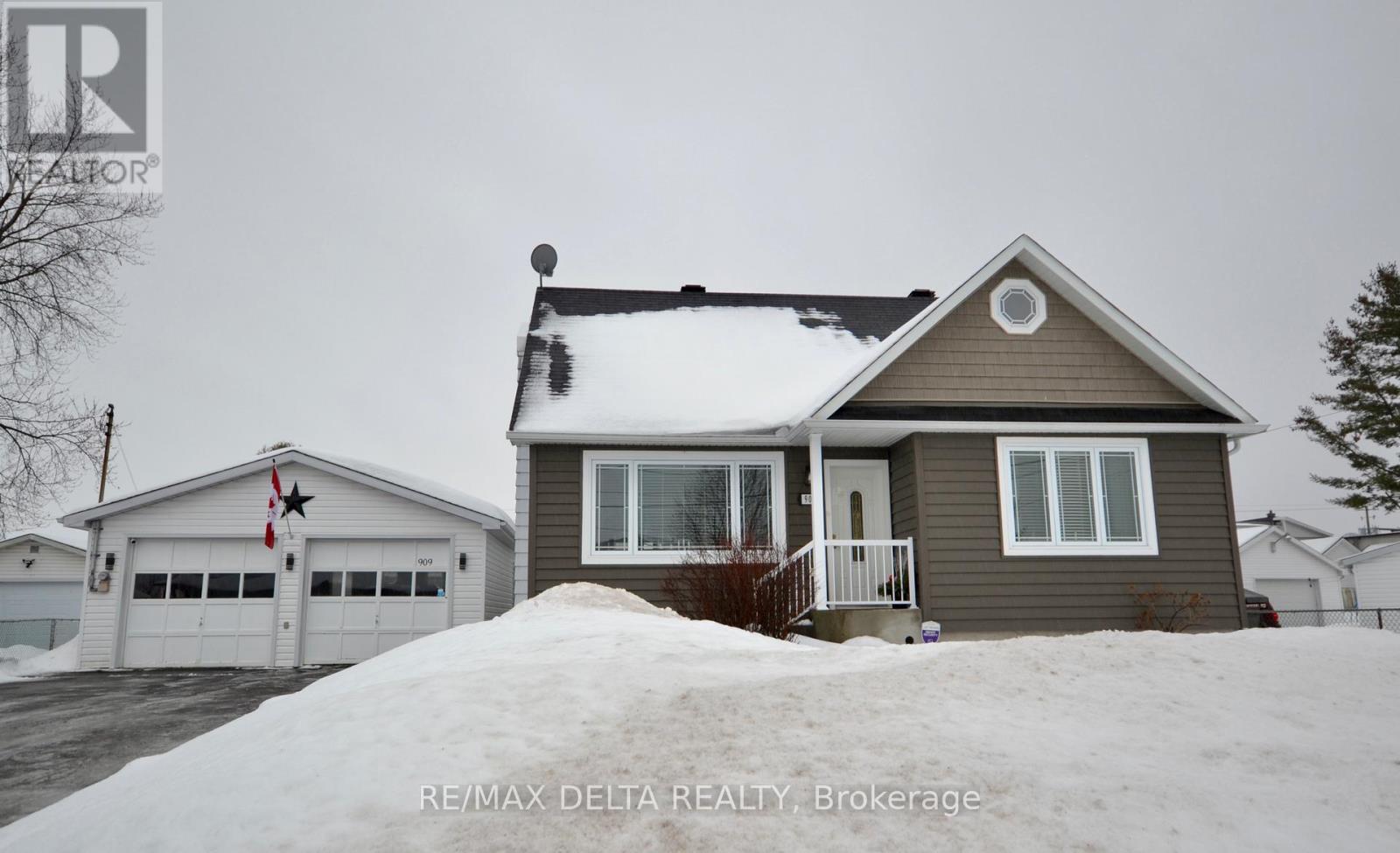 909 Chapman Street, Clarence-Rockland, Ontario  K4K 1E5 - Photo 2 - X12686762