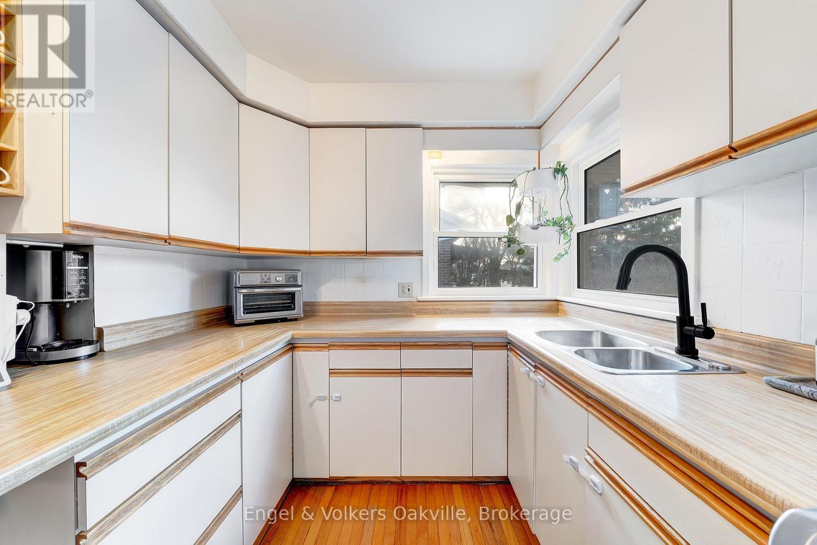 115 Welbourn Drive, Hamilton, Ontario  L9A 3N5 - Photo 11 - X12686672