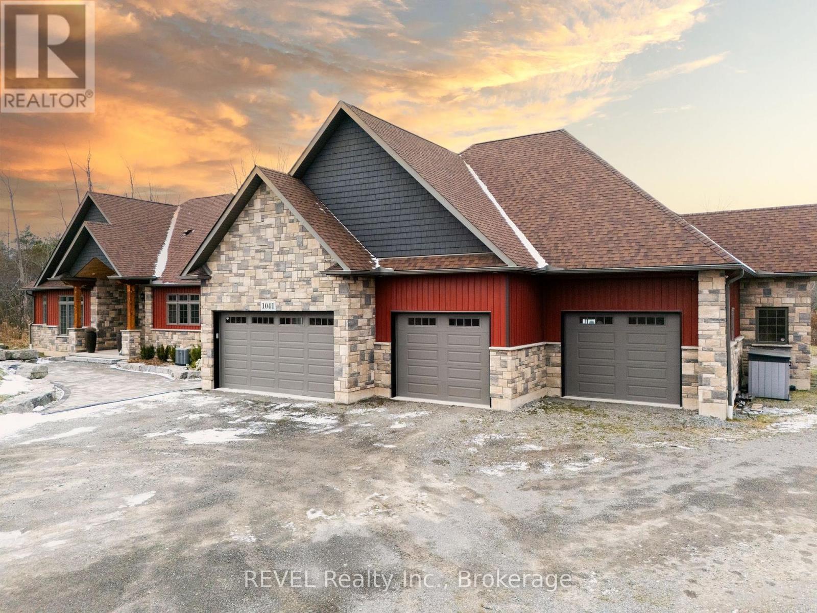 1041 Oakhill Boulevard, Fort Erie, Ontario  L0S 1N0 - Photo 2 - X12686588