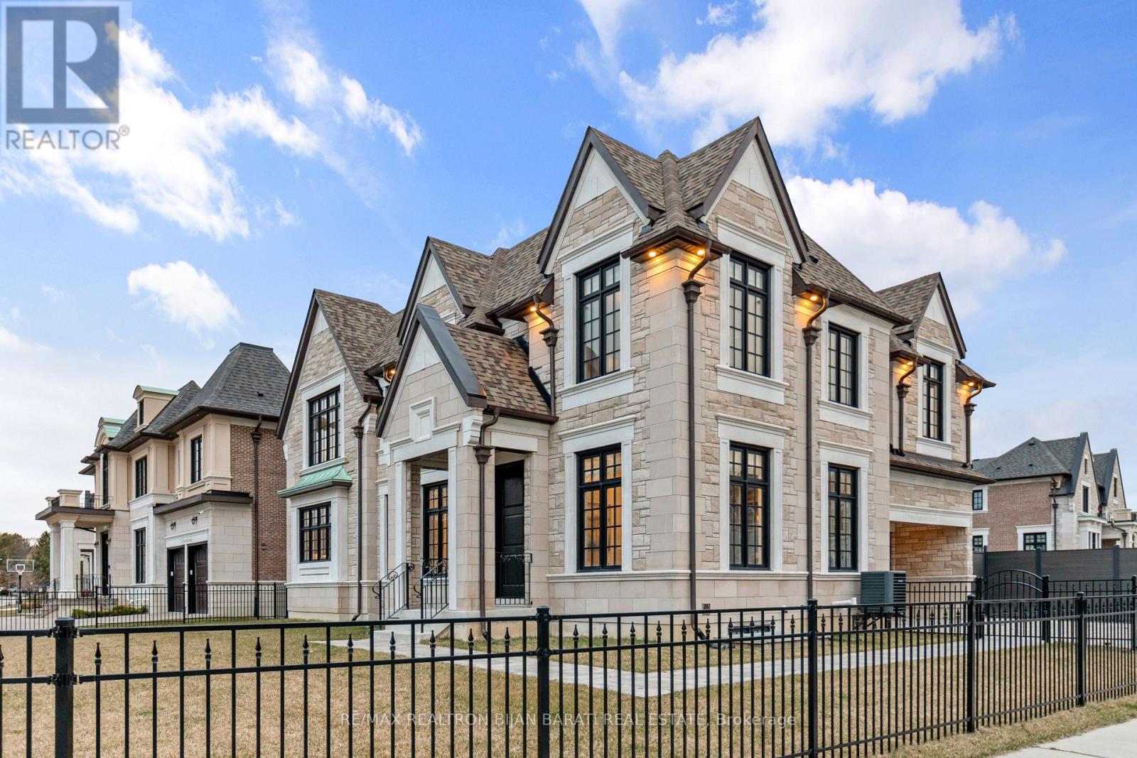 29 Ballyconnor Court, Toronto, Ontario  M2M 4C6 - Photo 2 - C12686590