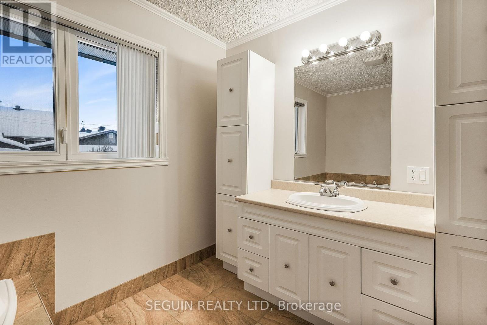 301-303 Chamberlain Street, Hawkesbury, Ontario  K6A 2G3 - Photo 19 - X12686698