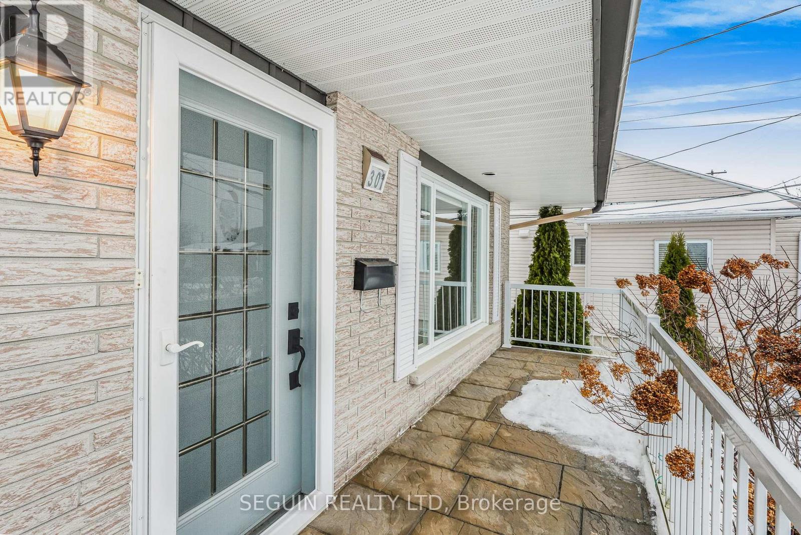 301-303 Chamberlain Street, Hawkesbury, Ontario  K6A 2G3 - Photo 3 - X12686698