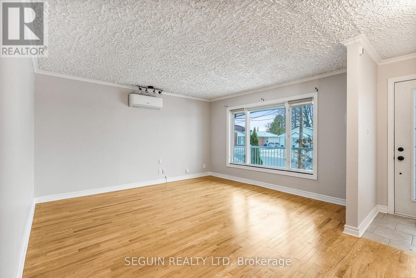 301-303 Chamberlain Street, Hawkesbury, Ontario  K6A 2G3 - Photo 4 - X12686698