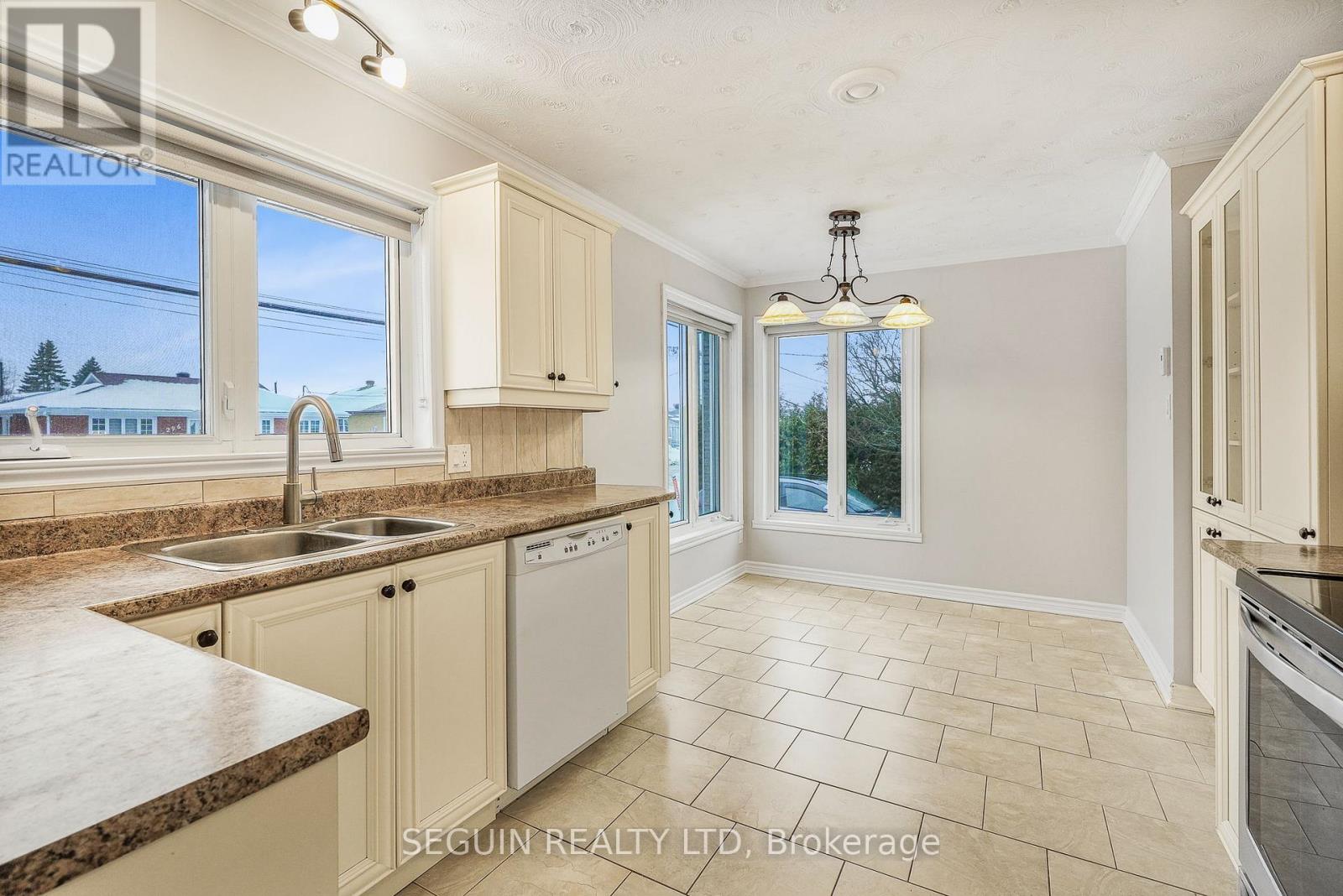 301-303 Chamberlain Street, Hawkesbury, Ontario  K6A 2G3 - Photo 8 - X12686698