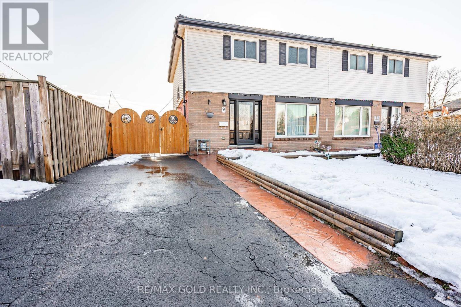 9 Dalton Place, Brampton, Ontario  L6T 1N6 - Photo 2 - W12686522