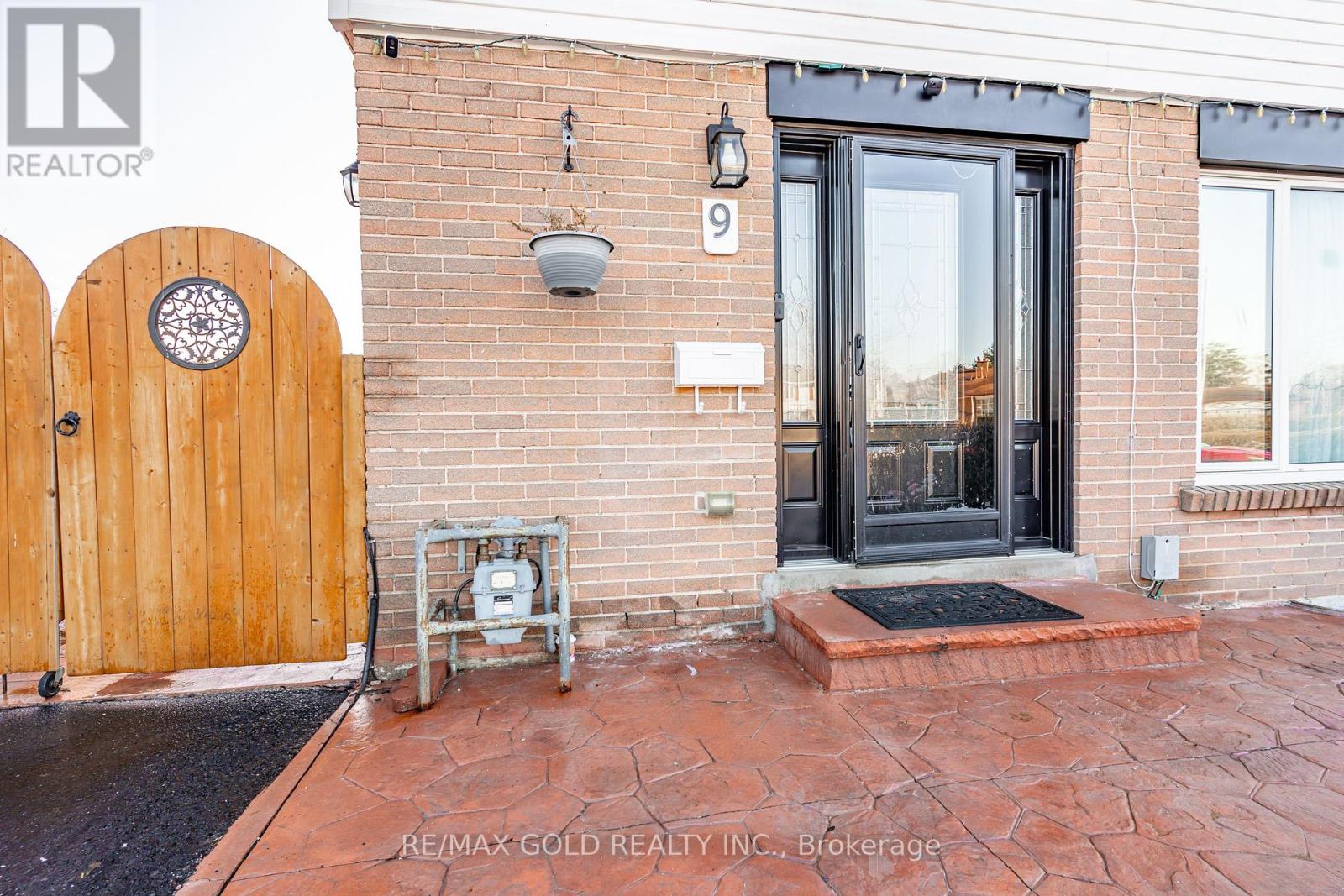 9 Dalton Place, Brampton, Ontario  L6T 1N6 - Photo 3 - W12686522