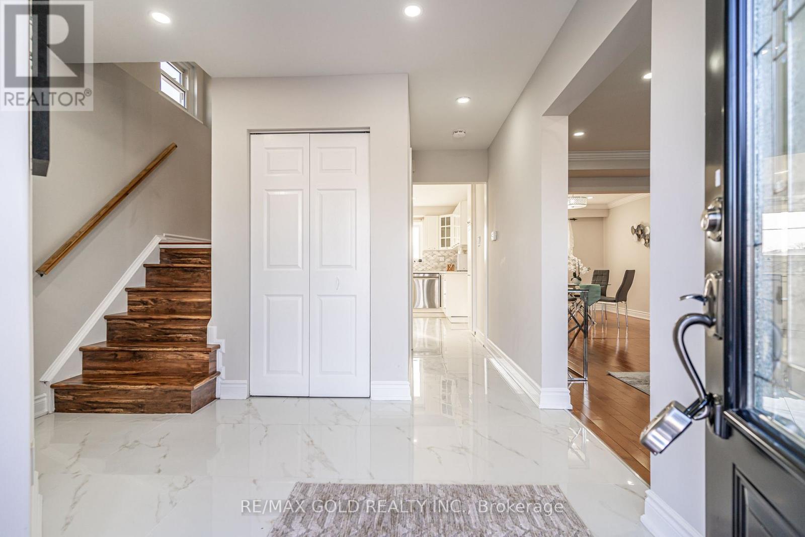 9 Dalton Place, Brampton, Ontario  L6T 1N6 - Photo 4 - W12686522