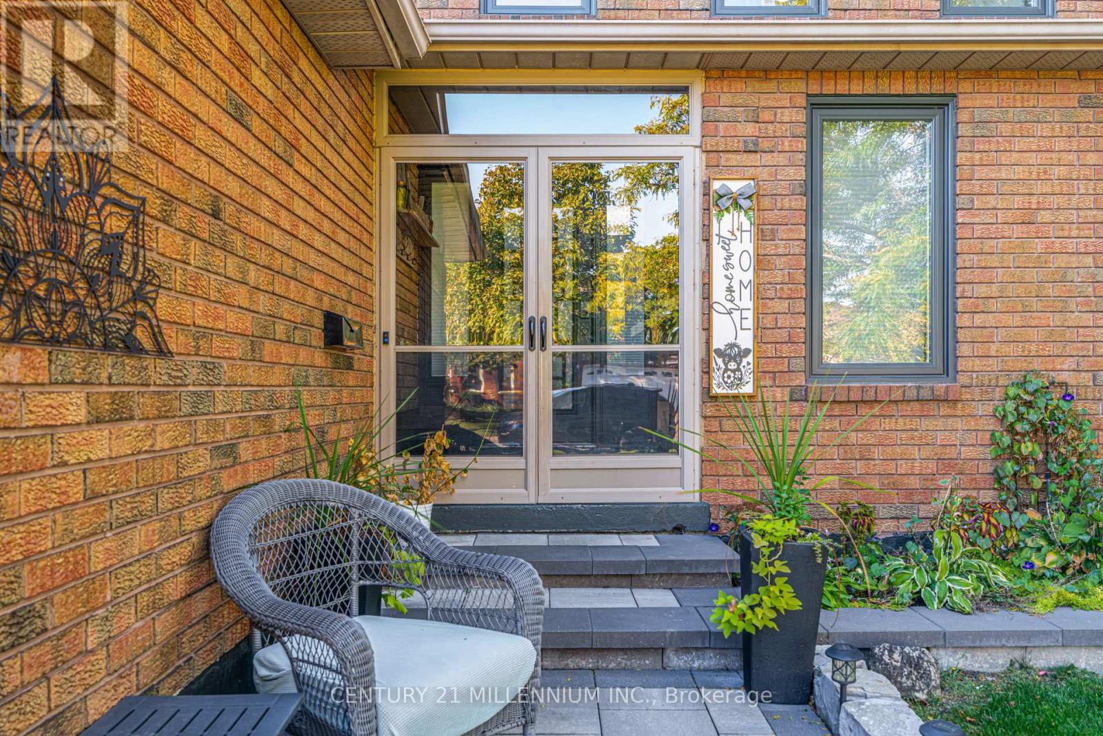 28 Bristol Avenue, Brampton, Ontario  L6X 2B3 - Photo 3 - W12686652