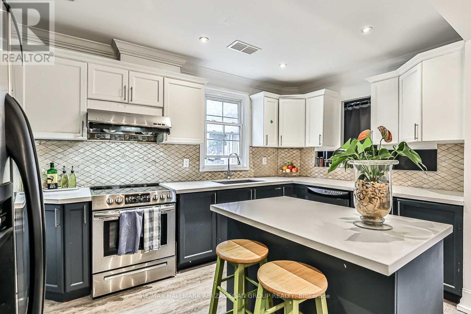 75 Fairfield Avenue, Toronto, Ontario  M8W 1R6 - Photo 6 - W12686700