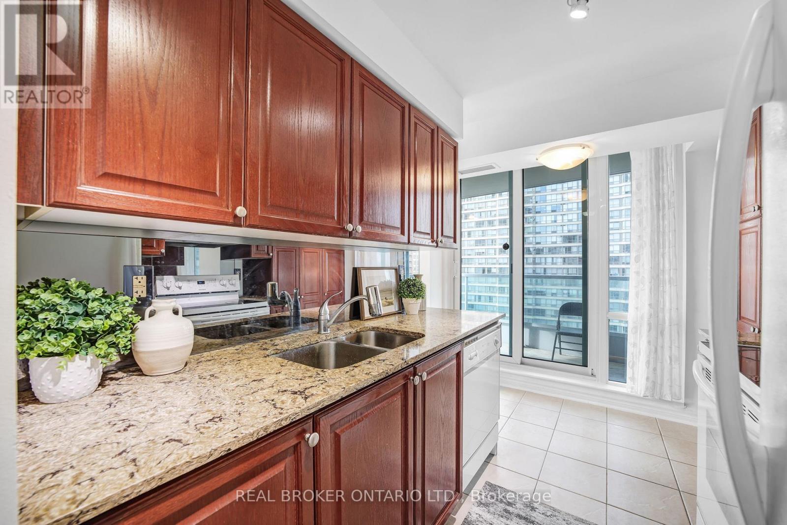 1005 - 1 Elm Drive W, Mississauga, Ontario  L5B 4M1 - Photo 13 - W12686740