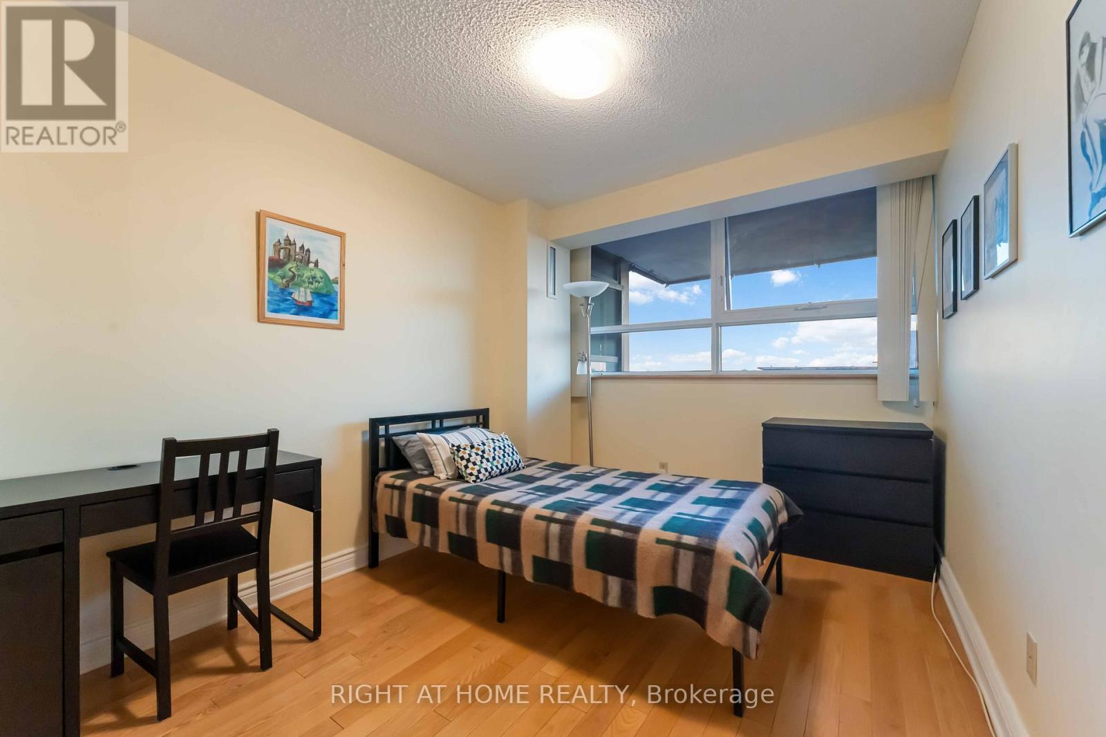 903 - 555 Brittany Drive, Ottawa, Ontario  K1K 4C5 - Photo 14 - X12686840