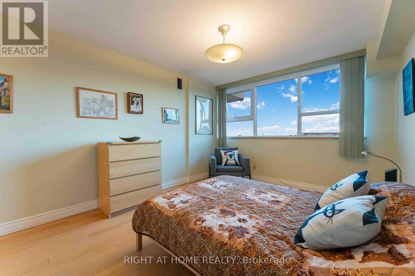 903 - 555 Brittany Drive, Ottawa, Ontario  K1K 4C5 - Photo 18 - X12686840