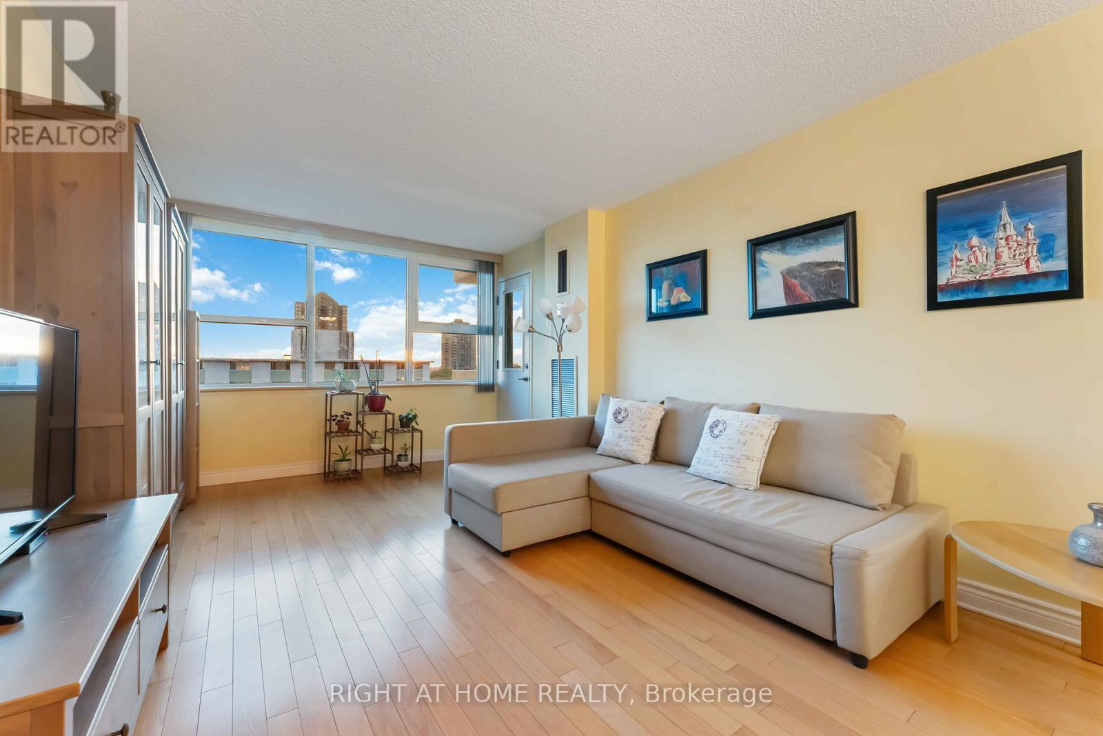 903 - 555 Brittany Drive, Ottawa, Ontario  K1K 4C5 - Photo 5 - X12686840