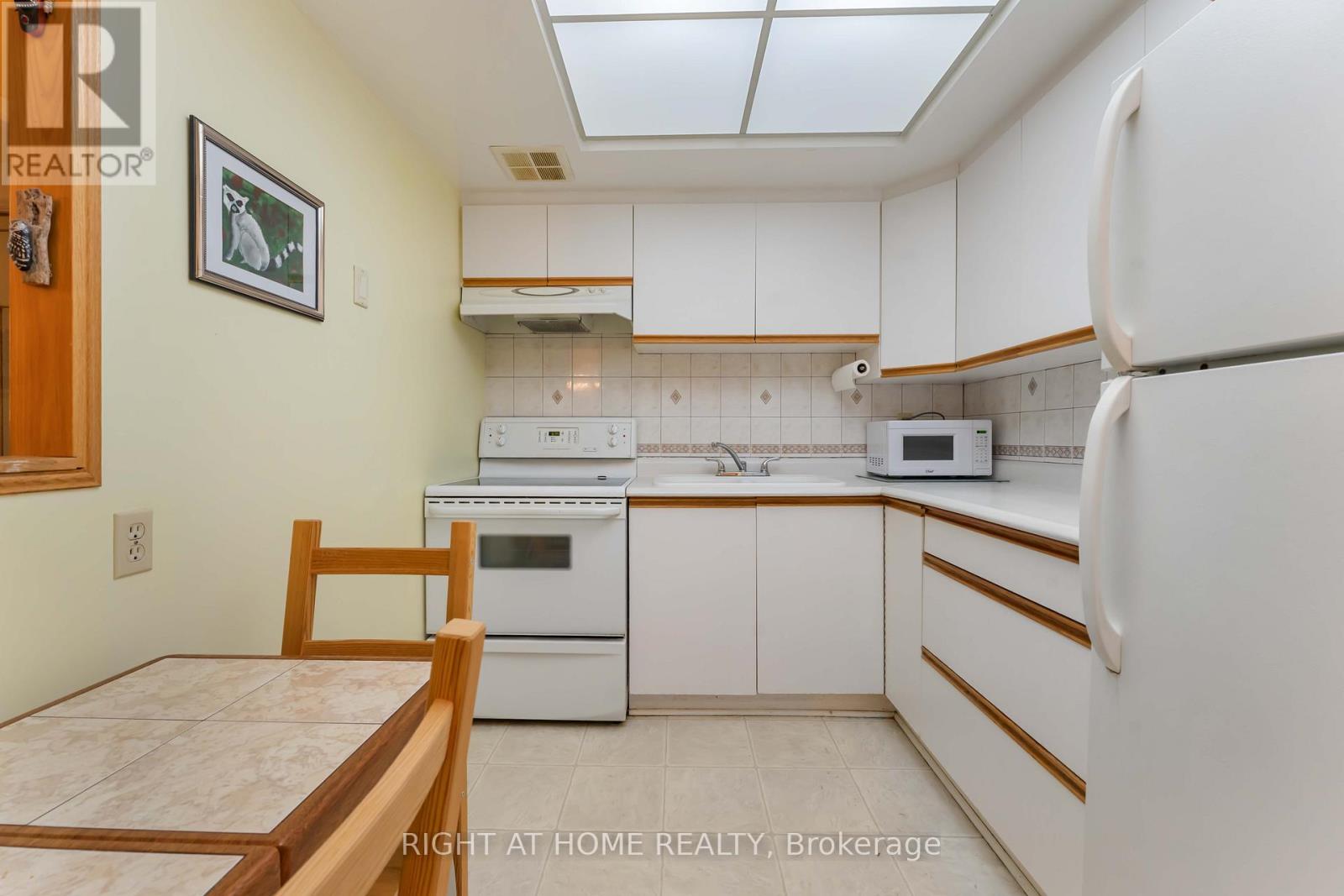 903 - 555 Brittany Drive, Ottawa, Ontario  K1K 4C5 - Photo 8 - X12686840