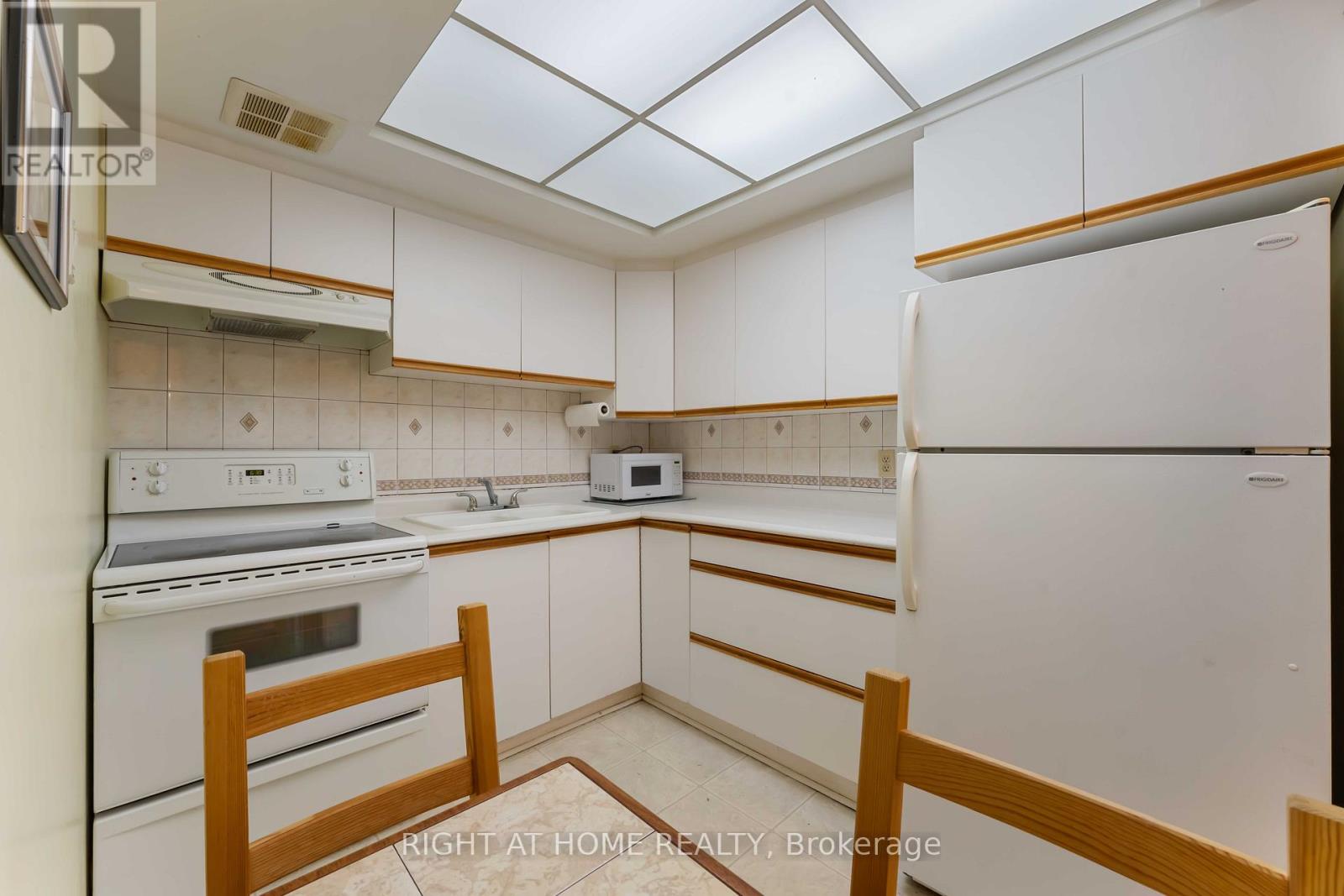 903 - 555 Brittany Drive, Ottawa, Ontario  K1K 4C5 - Photo 9 - X12686840