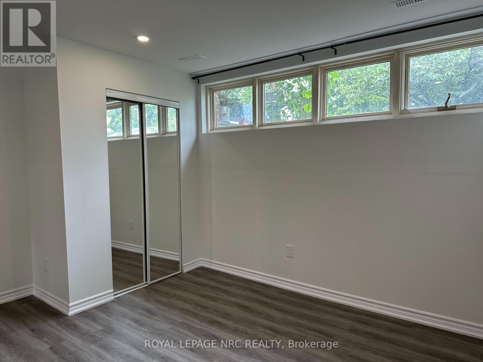 158 Keefer Road, Thorold, Ontario  L2V 4N9 - Photo 2 - X12638376