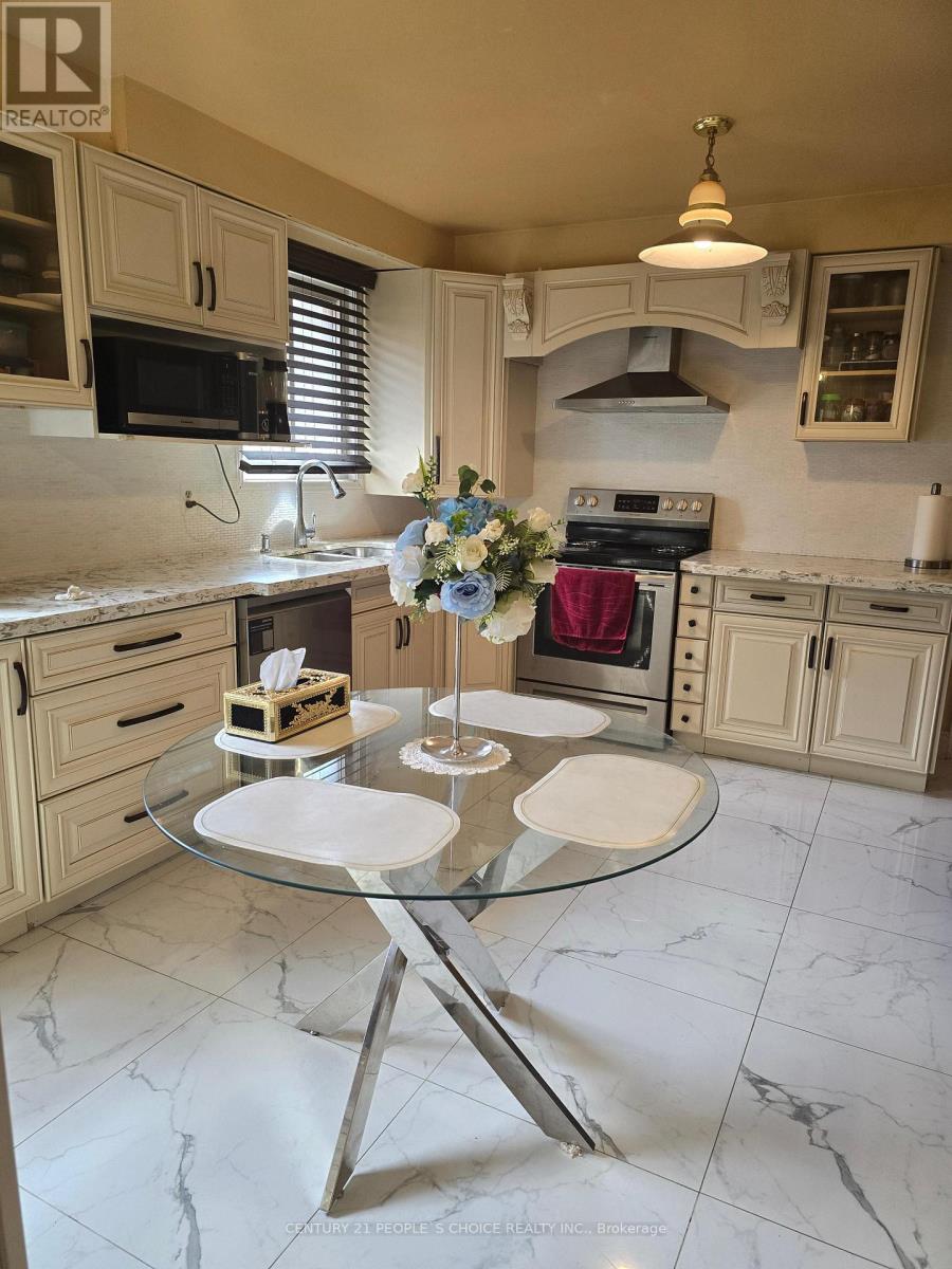 18 Curtis Drive, Brampton, Ontario  L6Y 2J6 - Photo 6 - W12627758