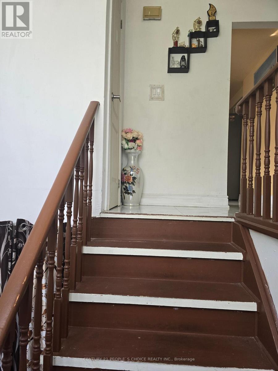 18 Curtis Drive, Brampton, Ontario  L6Y 2J6 - Photo 3 - W12627758