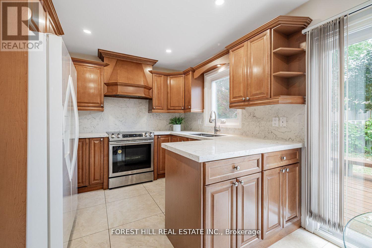 19 Eleanor Circle, Richmond Hill, Ontario  L4C 6K6 - Photo 14 - N12686838