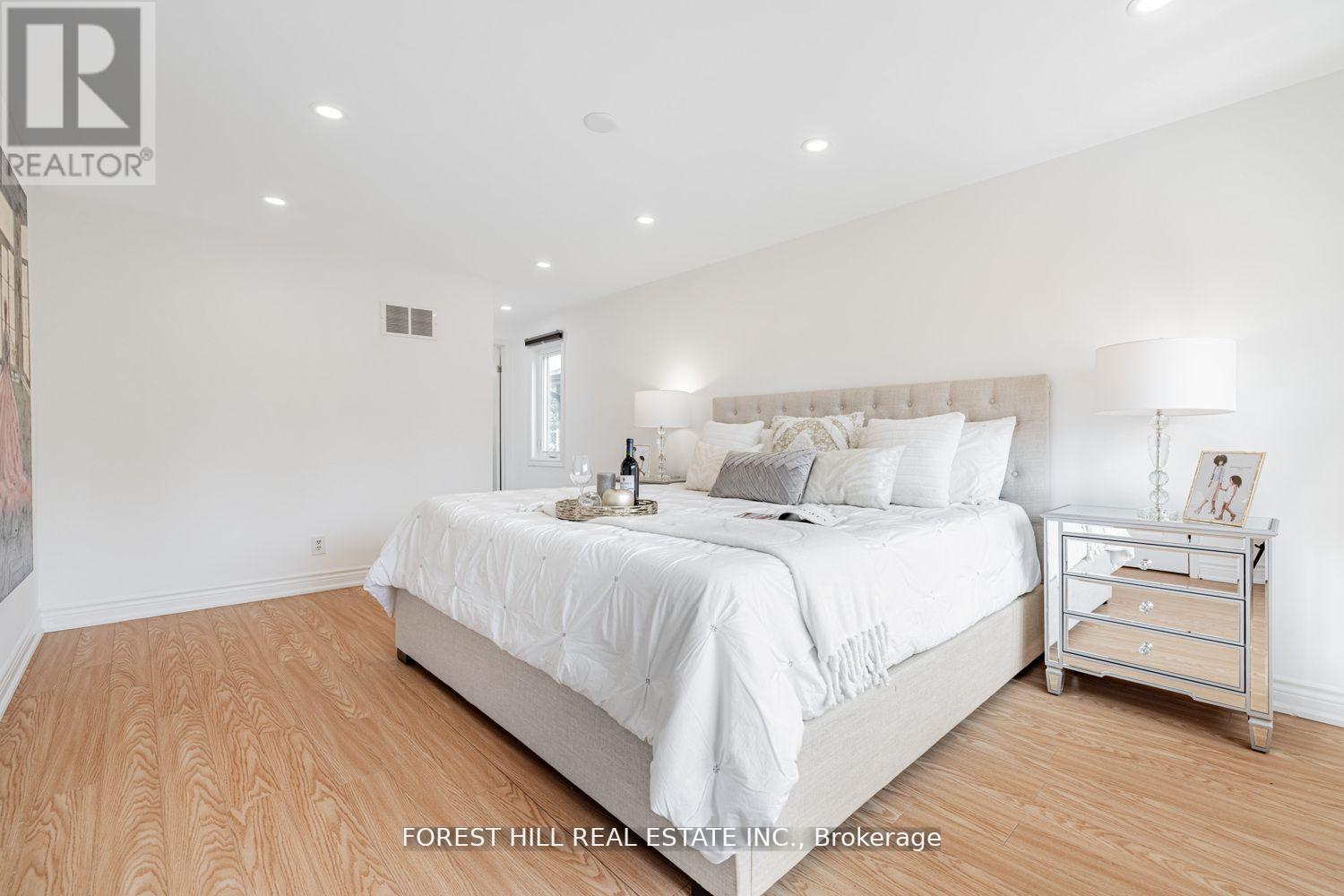 19 Eleanor Circle, Richmond Hill, Ontario  L4C 6K6 - Photo 21 - N12686838