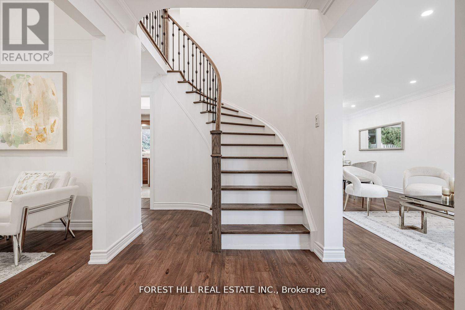 19 Eleanor Circle, Richmond Hill, Ontario  L4C 6K6 - Photo 3 - N12686838