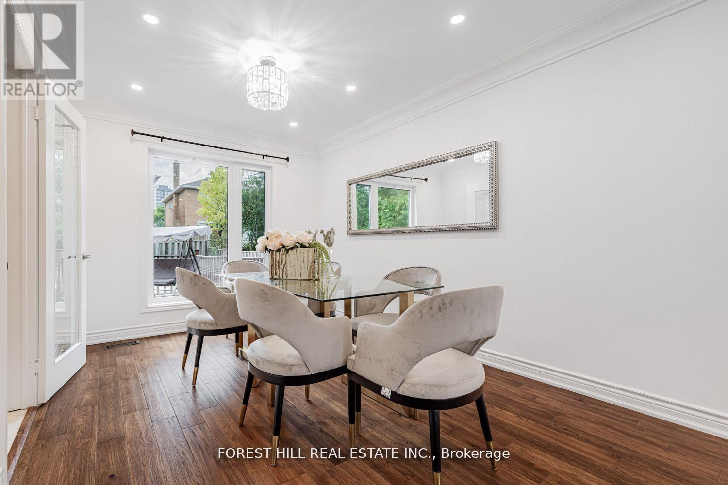 19 Eleanor Circle, Richmond Hill, Ontario  L4C 6K6 - Photo 8 - N12686838