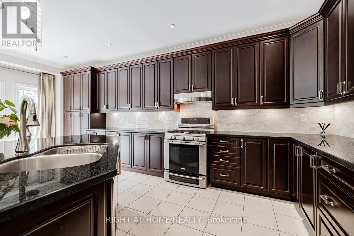 67 Timna Crescent, Vaughan, Ontario  L6A 4L7 - Photo 17 - N12686878