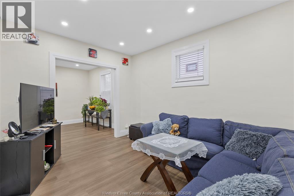 114 Elm, Windsor, Ontario  N9A 5G8 - Photo 3 - 26000823