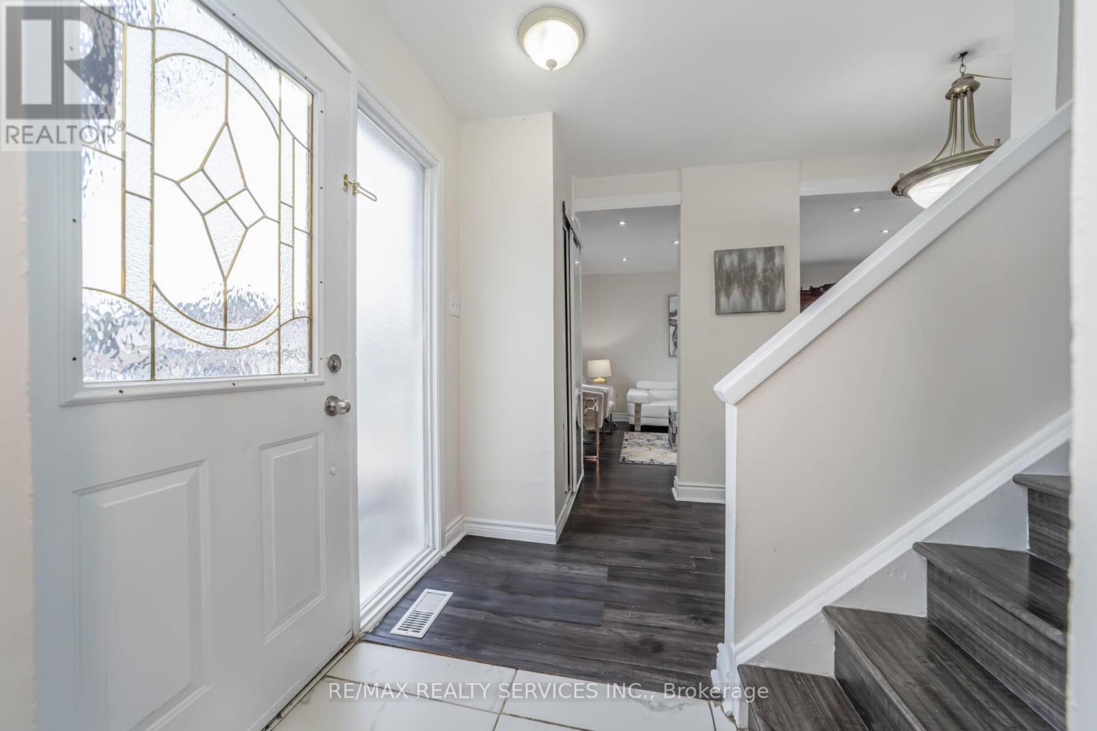 11 Juliette Square, Brampton, Ontario  L6S 2M6 - Photo 5 - W12686830