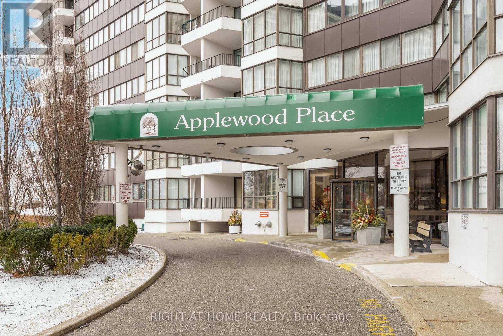 905 - 1333 Bloor Street, Mississauga, Ontario  L4Y 3T6 - Photo 2 - W12686884