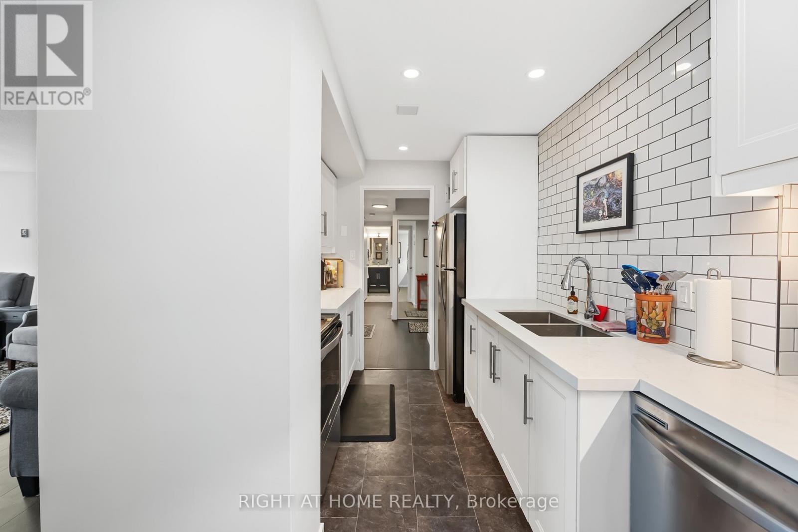 905 - 1333 Bloor Street, Mississauga, Ontario  L4Y 3T6 - Photo 5 - W12686884