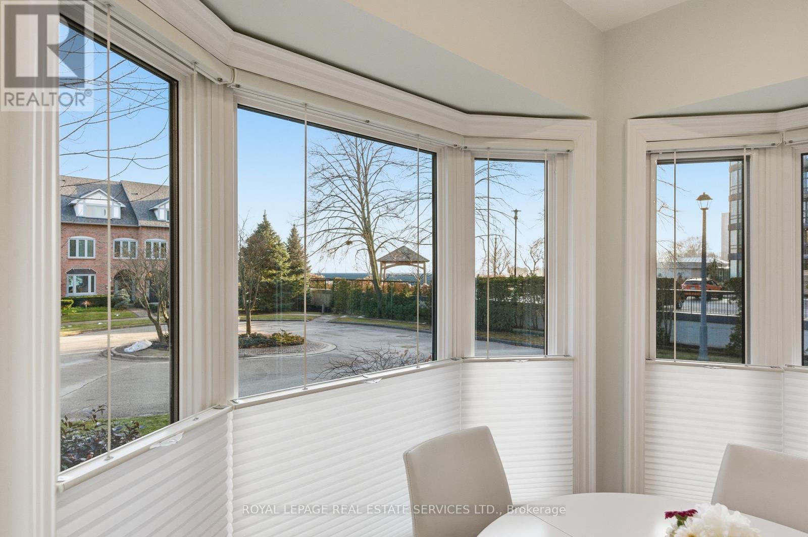 27 Southaven Place, Oakville, Ontario  L6L 6L2 - Photo 10 - W12686918