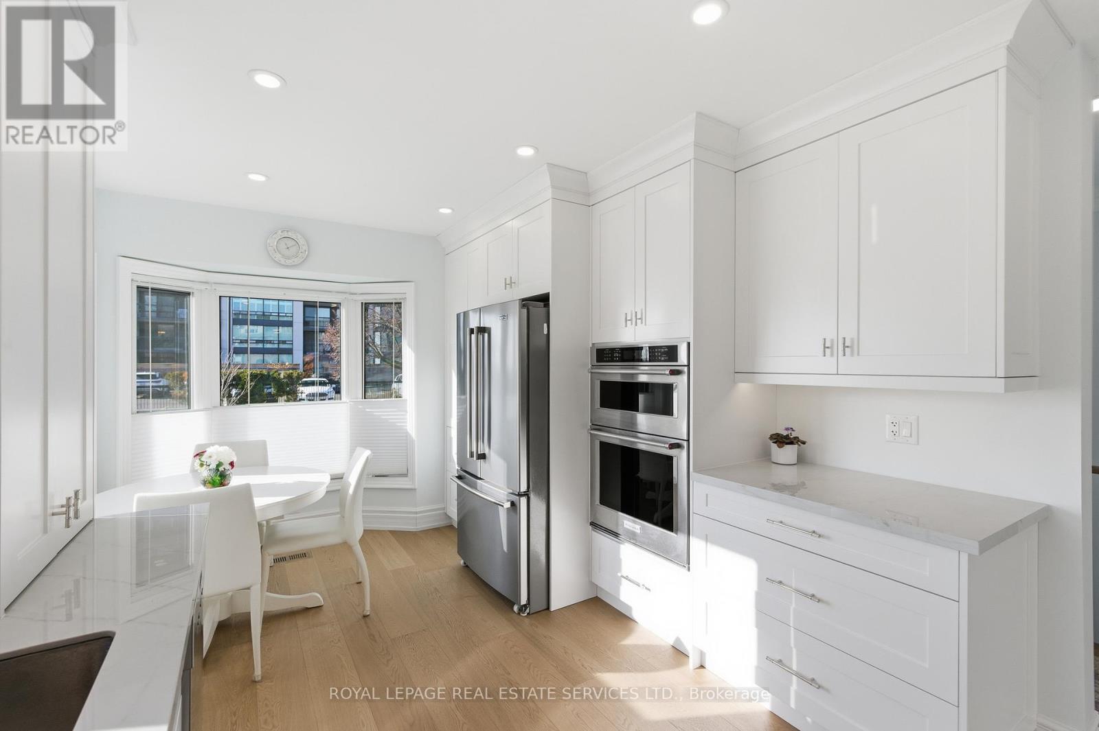 27 Southaven Place, Oakville, Ontario  L6L 6L2 - Photo 8 - W12686918