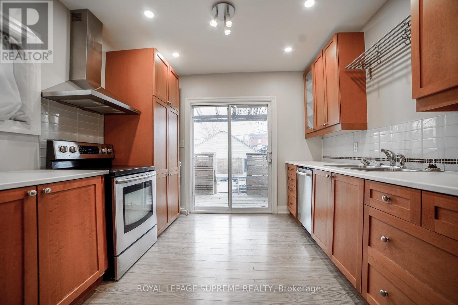 Main - 3252 Dundas Street W, Toronto, Ontario  M6P 2A3 - Photo 6 - W12687006